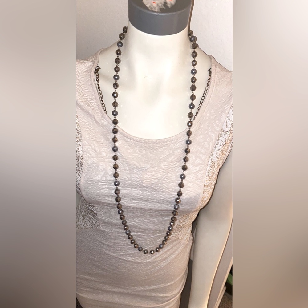 🌺🌸Silver Tone Gray Faux Pearl Acrylic necklace